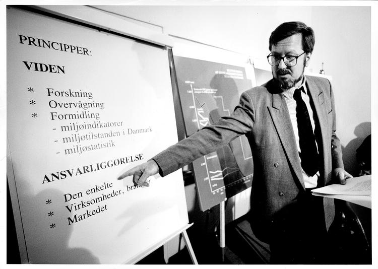 miljøminister. Per Stig Møller udlægger teksten som miljøminister i 1992. »Schlüter sagde dengang, at kulturlivet havde så store forventninger til mig, at de ville blive svære at indfri«, siger han om årsagen til, at han ikke blev kulturminister ved den lejlighed. Foto: Camilla Boch 