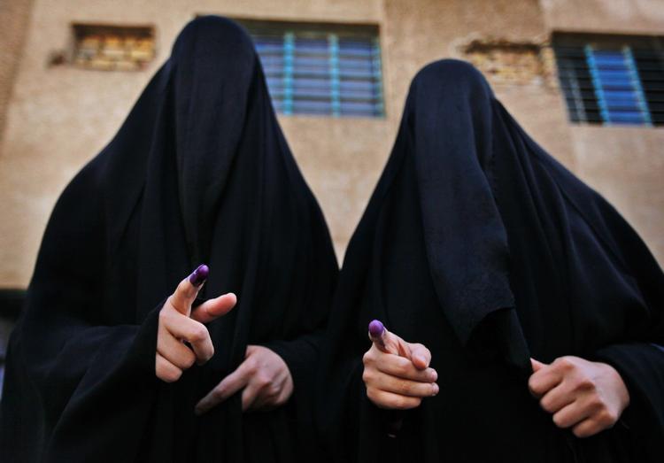 To kvinder, der har trodset frygten for terror og stemt til Iraks parlamentsvalg. 