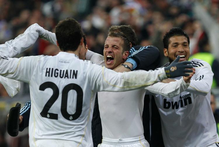 Matchvinder. Rafael van der Vaarts scoring i overtiden betyder, at real madrid fortsat er ubesejrede på eget græs i denne sæson. Holdet har vundet alle 13 kampe i Primera Division. 
