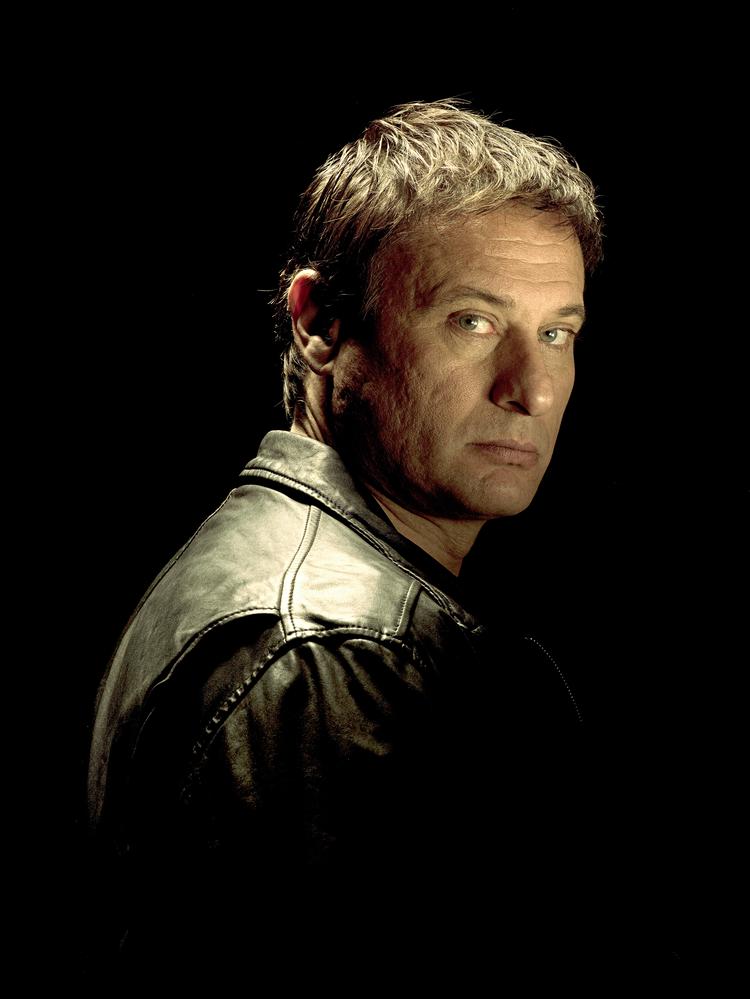 Sandheden. »Jeg forstod, at  jeg ikke kom fra børneværnet, en postkasse eller en familie. Jeg kom faktisk fra et børnehjem«, siger forfatterdebutant og skuespiller Michael Nyqvist. Foto: Ricky John Molloy/ Nordisk Film 