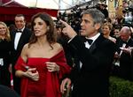 George Clooney ankommer til Oscarfesten sammen med den italienske model og skuespiller Elisabetta Canalis. 