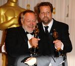 Oscar. Den danske filmmand Tivi Magnusson (tv) og instruktør Joachim Back fremviser Oscar i nat. »Jeg regner med at bruge ham (Oscar) som dørstopper. Eller også skal han bare ind og stå på ungernes værelse«, sagde Joachim Back efter prisuddelingen ifølge B.T. 