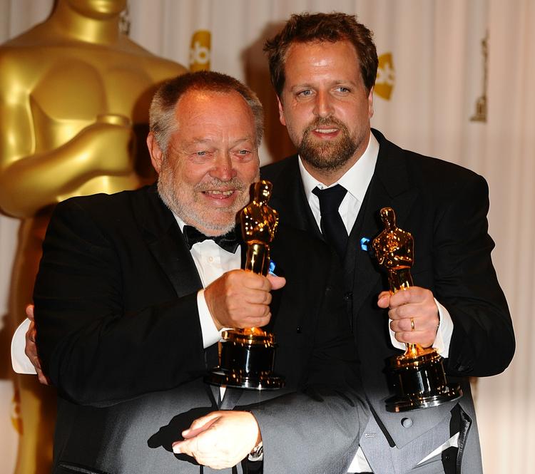 Oscar. Den danske filmmand Tivi Magnusson (tv) og instruktør Joachim Back fremviser Oscar i nat. »Jeg regner med at bruge ham (Oscar) som dørstopper. Eller også skal han bare ind og stå på ungernes værelse«, sagde Joachim Back efter prisuddelingen ifølge B.T. 