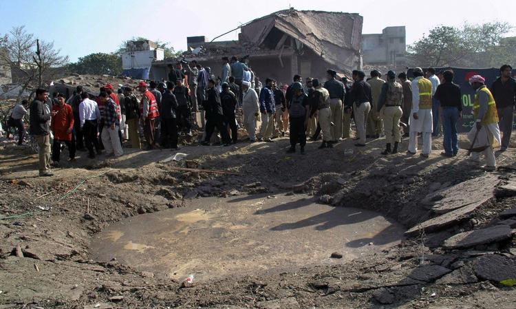 Terror. Pakistanske soldater og redningsarbejdere ved det krater, som bilbomben efterlod. 