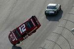 Ups. Carl Edwards (øverst) fik ram på Brad Keselowski. 