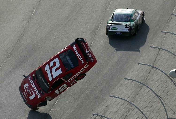 Ups. Carl Edwards (øverst) fik ram på Brad Keselowski. 