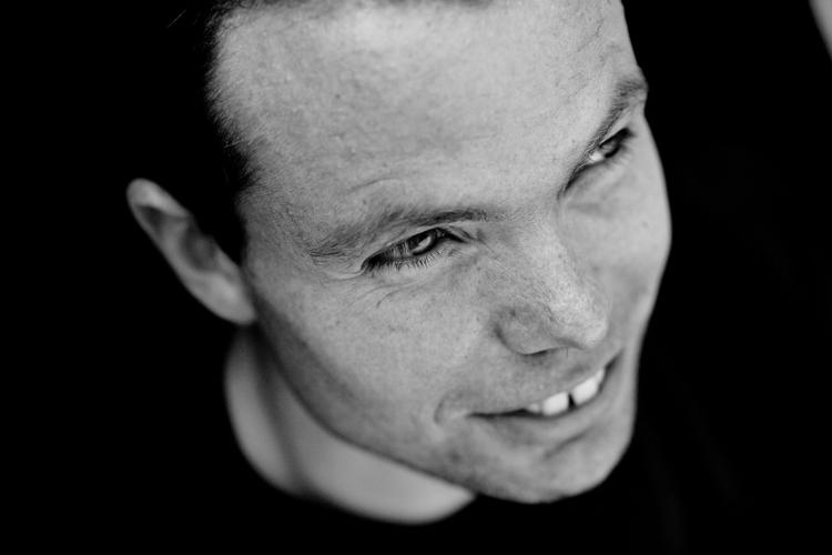 Rasmus Nøhr og Thomas Buttenschøn har begge lagt det muntre udtryk på hylden til fordel for sange om ulykkelig kærlighed. Resultatet er lunkne klichefyldte sange. 