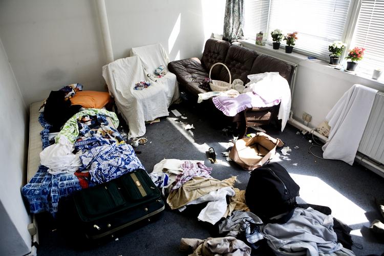 TILHOLDSSTED. 35 østeuropæere blev smidt ud af en forladt kontorbygning i Valby, hvor politiet fandt flere tyvekoster efter tricktyverier. 
