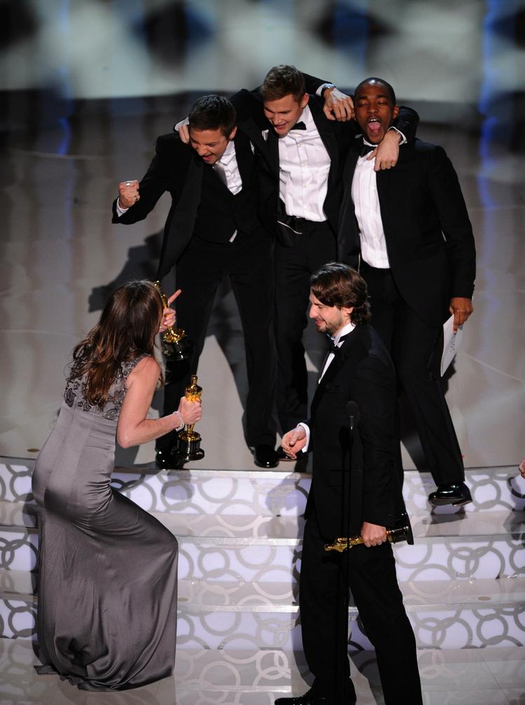 ELLEVILD. Holdet fra 'The Hurt Locker', instruktør Kathryn Bigelow, tv, manuskriptforfatter Mark Boal til højre,  jubler sammen med skuespillerne Jeremy Renner, Brian Geraghty  and Anthony Mackie på trappen. 