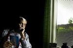 Knud Jensen er dement, og helbredet går hastigt ned ad bakke. Postkortet, som han har læst igen og igen, sendte hustruen, Lissie, i sidste uge fra Samos, hvor hun var taget ned for at samle kræfter til den sidste svære tid. 
