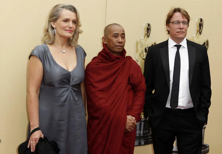 NUL-OSCAR. »Jeg er glad for den opmærksomhed, filmen har fået, og vi nåede da at blive en seriøs konkurrent. Vigtige medier som New York Times mente, at 'Burma VJ' burde have vundet«, siger Anders Østergaard (th), der her ses i selskab med Lise Lense Møller, producer på 'Burma VJ' og U Pylnar Zawta (i midten). 