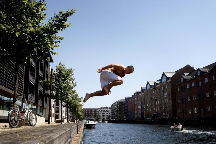 Danmark har nogle af verdens bedste pressefotografer, bl.a. Politikens Peter Hove Olesen, der her har fotograferet ved Knippelsbro. 