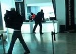 Panik. Billeder fra kuppet mod en pokerturnering i Berlin viser, hvordan en sikkerhedsvagt ikke overgiver sig uden kamp. Vagten fik reddet størstedelen af røvernes bytte. Skærmdump fra Youtube. 