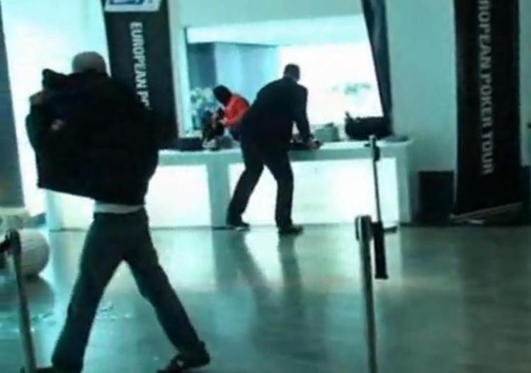 Panik. Billeder fra kuppet mod en pokerturnering i Berlin viser, hvordan en sikkerhedsvagt ikke overgiver sig uden kamp. Vagten fik reddet størstedelen af røvernes bytte. Skærmdump fra Youtube. 