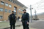 Forsinkelse. Det var blot et lille bump på vejen, at forsvarerne til de mange røveritiltalte i Glostrup forsøgte at få sagen afvist. Den kører nu ufortrødent videre bag det massive politiopbud ved retten i Glostrup. 
