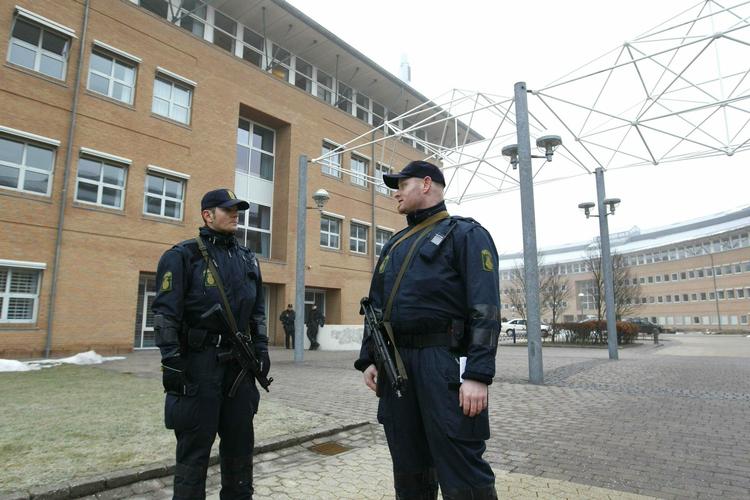 Forsinkelse. Det var blot et lille bump på vejen, at forsvarerne til de mange røveritiltalte i Glostrup forsøgte at få sagen afvist. Den kører nu ufortrødent videre bag det massive politiopbud ved retten i Glostrup. 