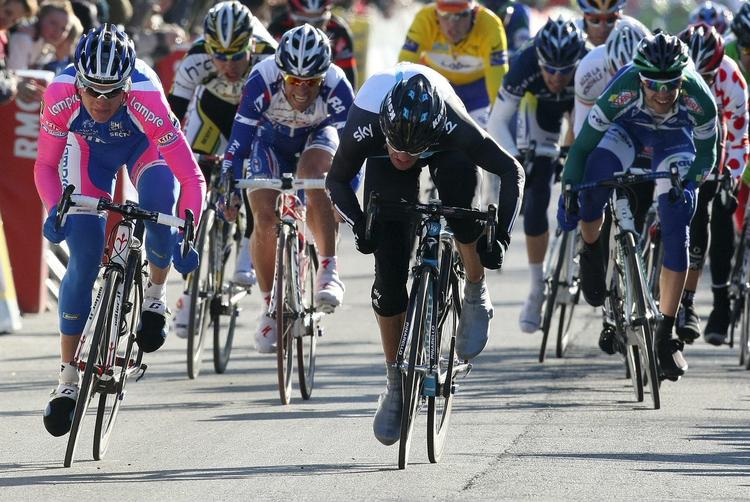 spurtsejr. Første etape endte i en spurt blandt en udbrydergruppe, som gav Gregory Henderson (i midten) sejren foran Grega Bole (tv.). 