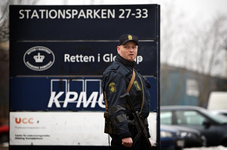 RØVERISAG. Politiet var massivt til stede omkring retssalen under sagen mod de 14, der er tiltalt for millionrøveri mod pengecentral i Brøndby i 2008. 