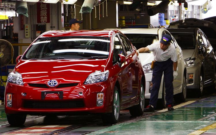 Speederkoks. Priuser forlader samlebåndet på en Toyota-fabrik i Japan. Det var sådan en, der nær havde kostet en amerikansk bilist livet i går. (Arkivfoto) 