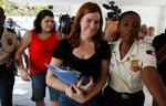 BARNEROV. Baptistmissionærerne Laura Silsby og Charisa Coulter (i rød bluse) på vej til et retsmøde i Port-au-Prince. Arkivfoto. 