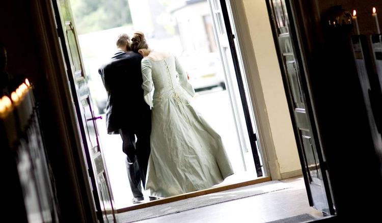 Med et bryllup følger to sæt svigerforældre - og det falder ikke altid i bruden eller gommens smag. Brudeparret på billedet har så vidt vides ikke problemer med sine respektive svigerfamilier. 