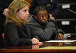 FÆNGSEL. 27-årige Lil Wayne med det borgerlige navn Dwayne Carter indleder afsoningen af sin dom for ulovlig våbenbesiddelse i dag. Her ses han ved siden af sin advokat Stacey Richman i byretten på Manhattan. 