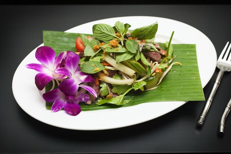 Hos Spicylicious på Istedgade får man for præcis 112,50 kr. en salat med både knasende grøntsager, frisk rød chili og saftige oksekødsstrimler. 