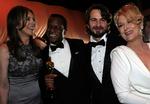 stjerneparade. Tre aktuelle Oscarvindere og en tidligere. Fra venstre instruktør Kathryn Bigelow ('The Hurt Locker'), Gregory Fletcher  ( bedste drejebog, 'Precious'), Mark Boal (bedste manuskript, 'The Hurt Locker') samt Meryl Streep, der i karrieren har været nomineret 16 gange og vundet to Oscars. Senest i 1983. 