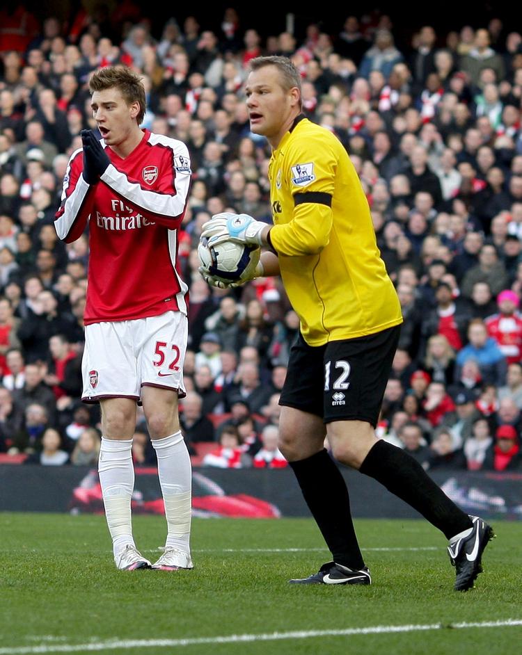 afbrænder. Nicklas Bendtner blev gang på gang den lille i de direkte duller med landsmanden Brian Jensen i lørdags. 