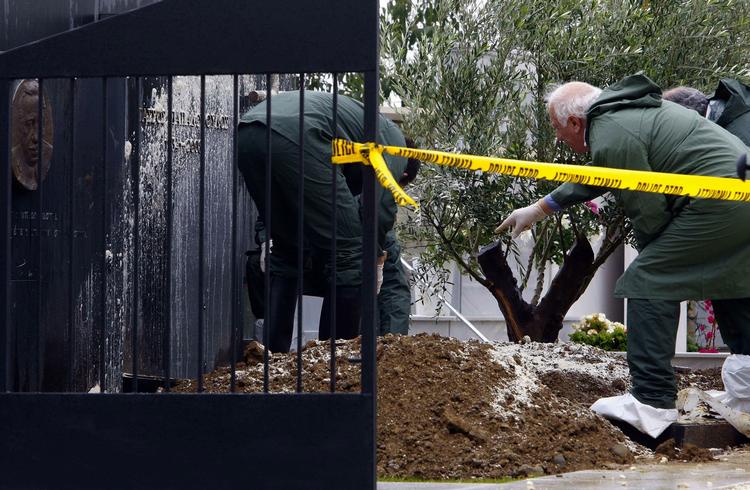 BIZART. Cypriotisk politi undersøger graven, hvor Cyperns afdød præsident Papadopoulos blev stjålet fra i december 2009. 