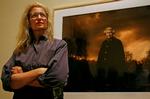 Portrætmager. Annie Leibovitz foran et billede af den engelske dronning på Museum of Art i Washington. 