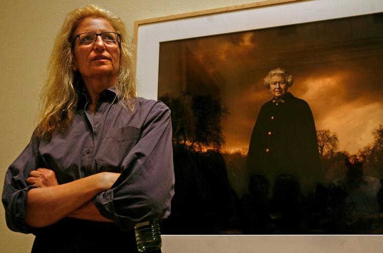 Portrætmager. Annie Leibovitz foran et billede af den engelske dronning på Museum of Art i Washington. 