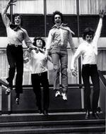 1967. Pink Floyd på trapperne foran EMI-huset i London. Snart mødes gruppen og pladeselskabet i retten. 