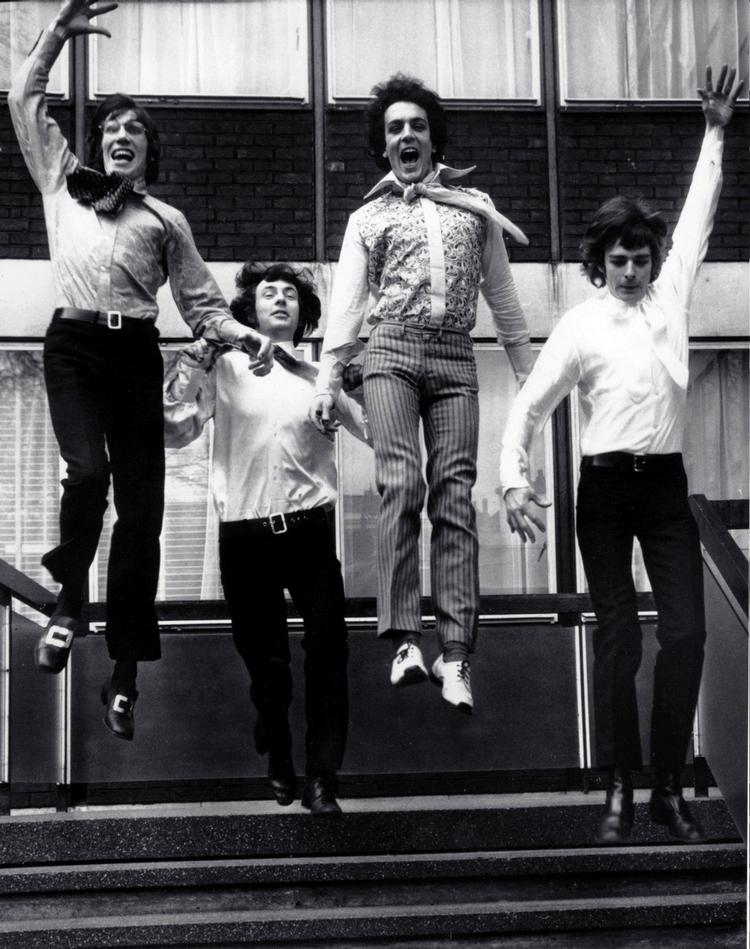 1967. Pink Floyd på trapperne foran EMI-huset i London. Snart mødes gruppen og pladeselskabet i retten. 