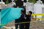 Gravfred. Politiet på Cypern sætter en teltdug op over den grav i hovedstaden Nicosia, hvor ekspræsident Tassos Papadopoulos blev fundet. 