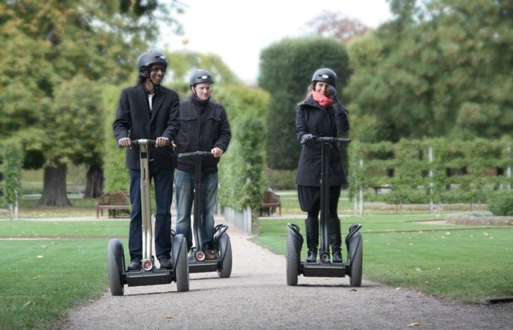 Nu kan man lære at køre Segway og trille ud på en guidet tur i København. Hvis man altså vil betale knap 400 kr. for oplevelsen. 