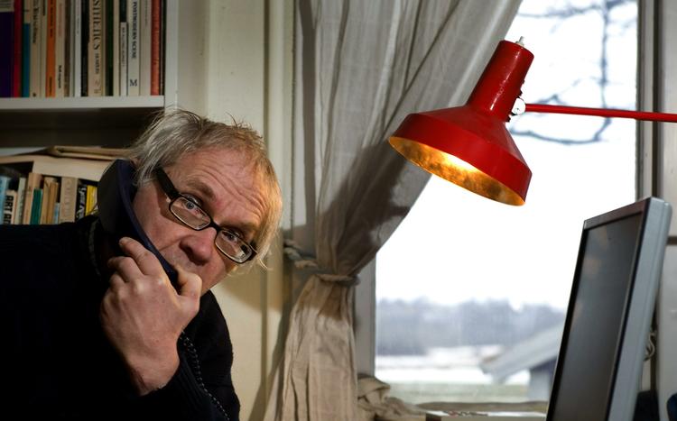 Opbakning. Flere svenske aviser bringer i dag Lars Vilks omstridte tegning af profeten Muhammed som hund. Det sker for at bakke op om den mordtruede tegner. Her er Vilks fotograferet i sit hjem i Sydsverige i går. 