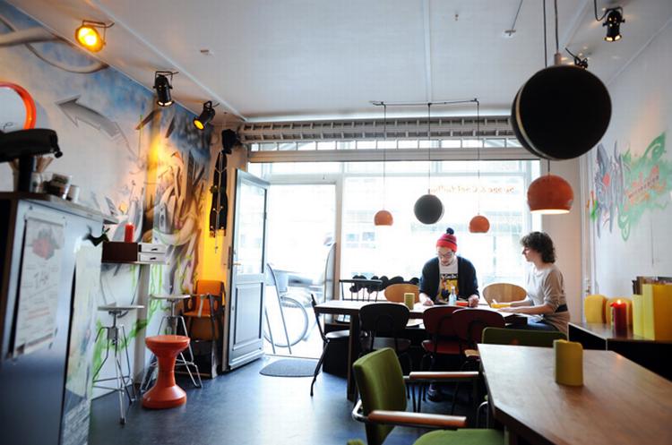 SoupaNatural luner i kvarteret omkring Sankt Hans Torv; Man går ikke forbi caféens vinduer uden at blive ramt af den stemning, der siver ud derfra som damp fra en kogende suppegryde. 