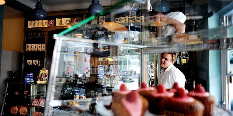 Nostalgien snurrer om lamperne hos Granola, hvor du kan dyrke et tilbageblik i technicolor mod en verden af rødgrød, Elvis-hår og indpakkede chokolader i blikdåser. Foto: Jan Grarup 