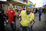 Højstemt. En svensk fodboldfan ses her i selskab med danske ligesindede. Arkivfoto. 