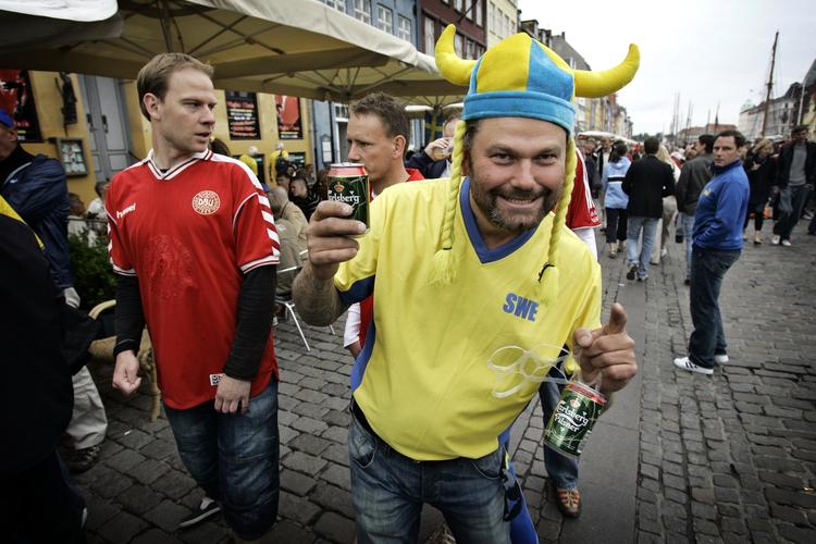 Højstemt. En svensk fodboldfan ses her i selskab med danske ligesindede. Arkivfoto. 