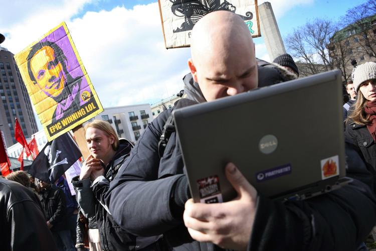 Rettighedskamp. I takt med, at det lykkes at lukke for adgangen til fildelingstjenester som Pirate Bay og få regeringer til at stramme lovgivningen, stiger modstanden blandt internetentusiaster, menneskerets- og forbrugerorganisationer. 