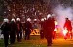 lokalopgør. Kampe mellem lokalrivalerne AIK og Hammarby er tidligere blevet ødelagt af vold og optøjer blandt tilhængere. I oktober 2004 blev der fundet 26 molotovcocktails, da politiet skred ind mod uro på lægterne. Arkivfoto. 