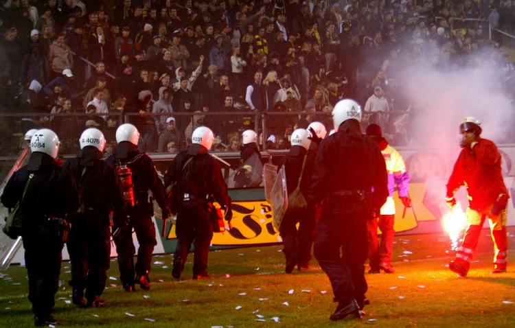 lokalopgør. Kampe mellem lokalrivalerne AIK og Hammarby er tidligere blevet ødelagt af vold og optøjer blandt tilhængere. I oktober 2004 blev der fundet 26 molotovcocktails, da politiet skred ind mod uro på lægterne. Arkivfoto. 