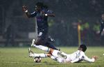 returkamp. Lyons Bafetimbi Gomis bliver fældet af Real Madrids Ezequiel Garay i klubbernes første opgør. Arkivfoto. 