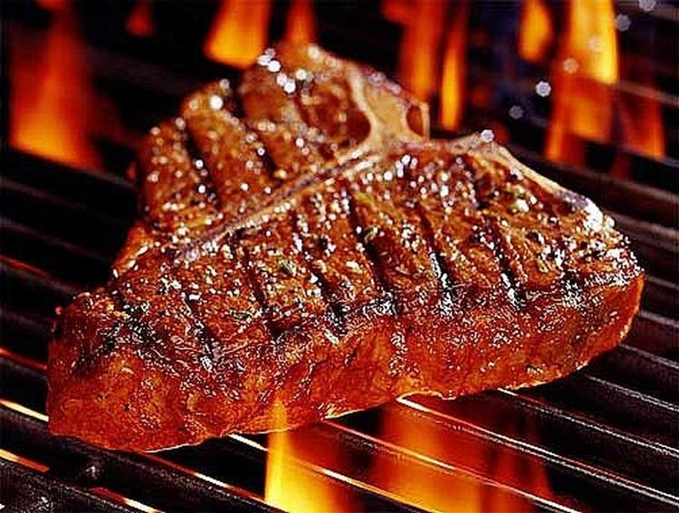 Midtown Grill serverer blandt andet T-bone steaks og tunbøffer. 