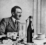 Propaganda. Billede fra 1932, med underteksten: »Adolf Hitlers livsførelse er den enklest tænkelige. Han drikker aldrig en dråbe alkohol, og han er ikke-ryger«, som skulle være med til at opbygge Hitlers image. Foto fra bogen 