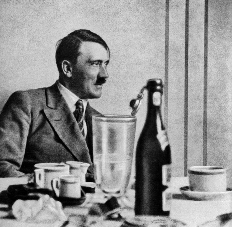 Propaganda. Billede fra 1932, med underteksten: »Adolf Hitlers livsførelse er den enklest tænkelige. Han drikker aldrig en dråbe alkohol, og han er ikke-ryger«, som skulle være med til at opbygge Hitlers image. Foto fra bogen 
