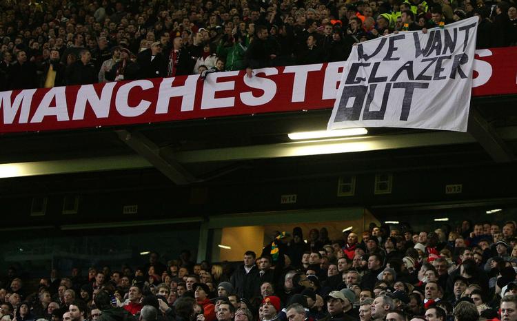 protest. Der har i lang tid været bannere mod Uniteds ejere på stadion. Men nu overvejer mesterklubbens sæsonkortholdere helt at blive væk fra Old Trafford. Arkivfoto. 