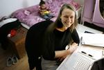 Mødre er langt flittigere med at handle på nettet og bruge netbank, end fædrene. Manglenede tid gør nethandel til en nødvenddighed. Arkiv 